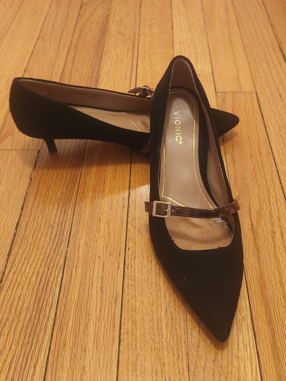 Vionic "Kit Minnie" Black Suede Pointed Kitten Heel with Brown Tortoise Strap